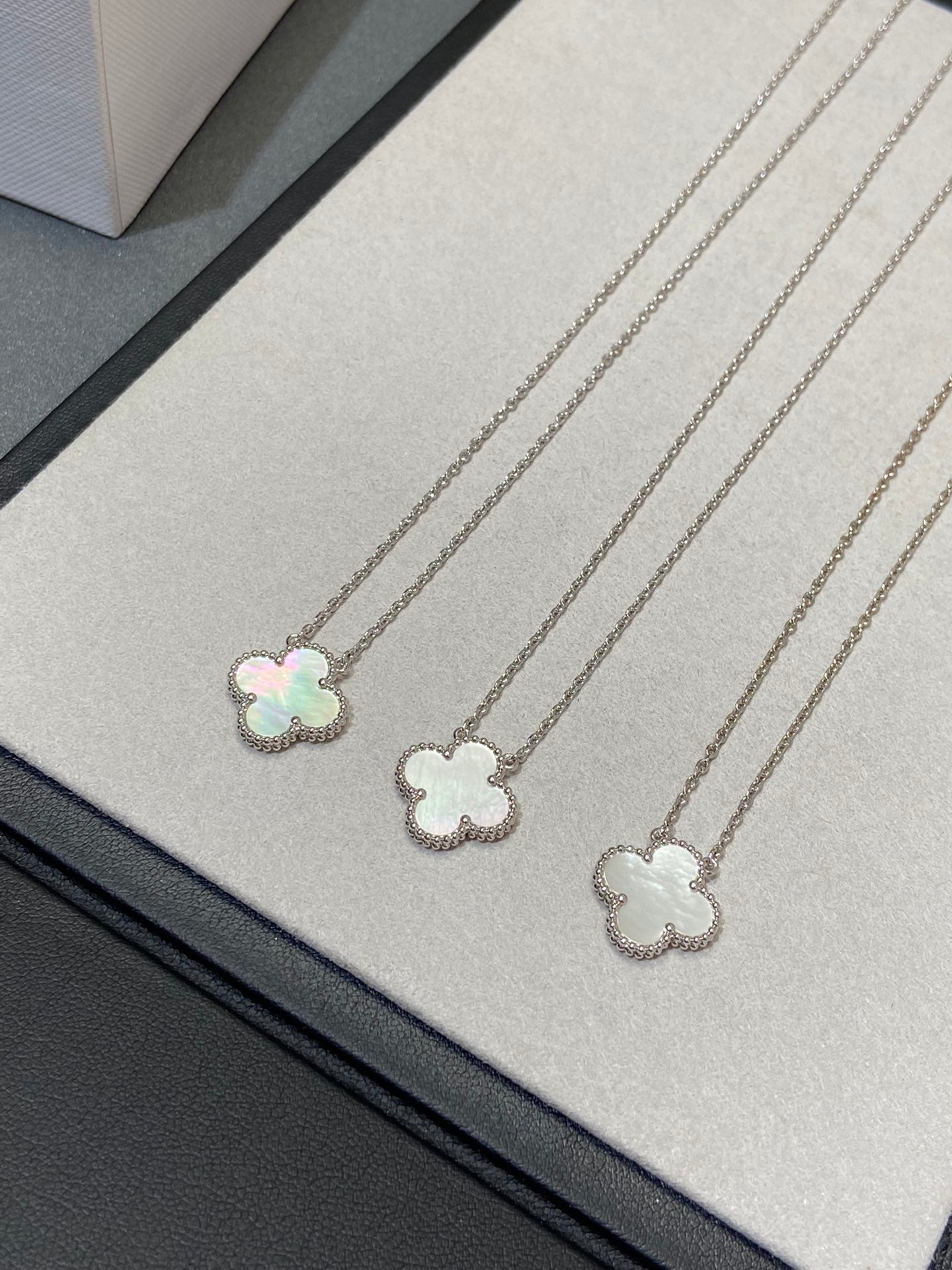 [Vellora Opalyn]CLOVER MEDIUM SILVER WHITE MOP NECKLACE