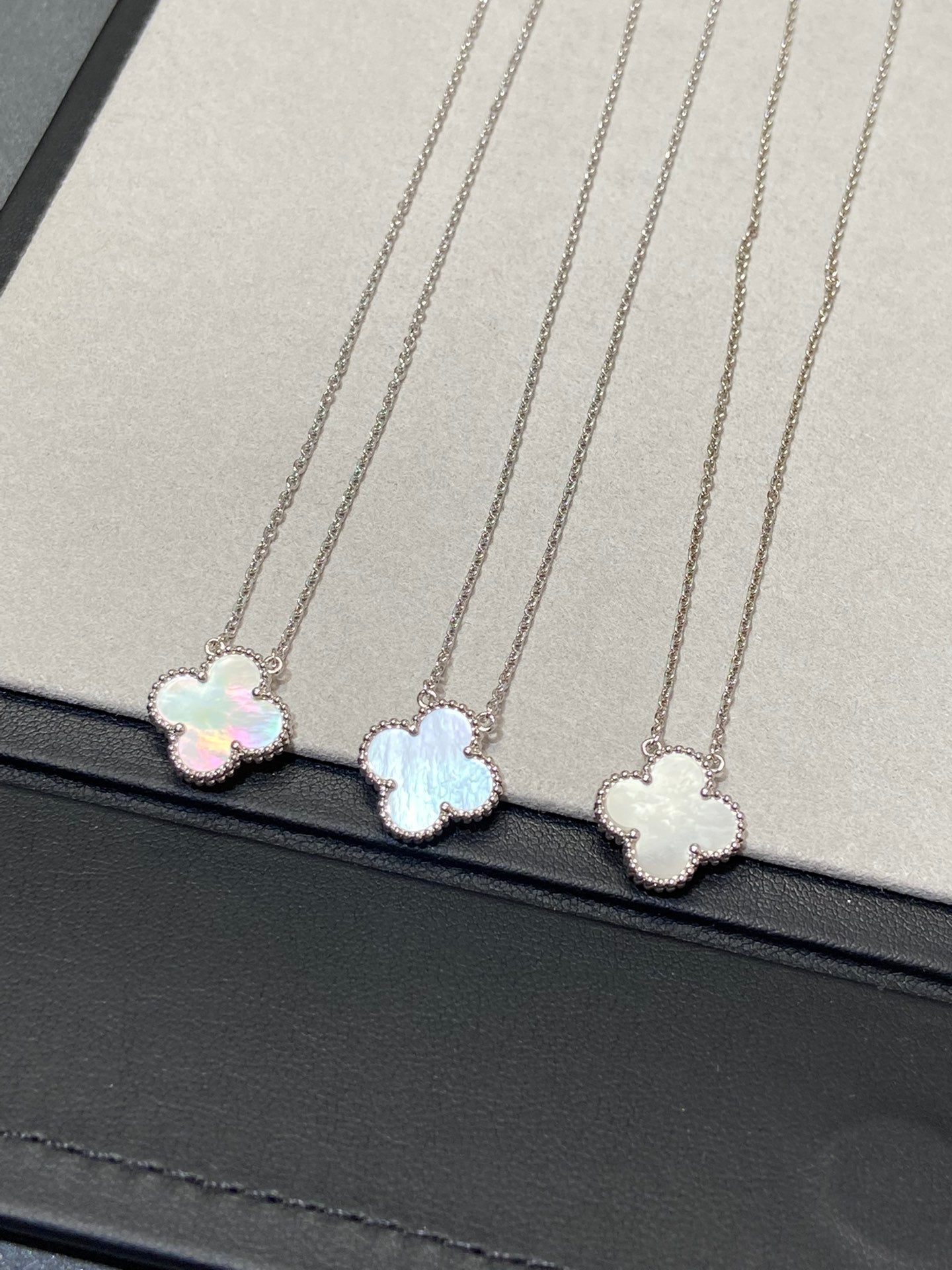 [Vellora Opalyn]CLOVER MEDIUM SILVER WHITE MOP NECKLACE