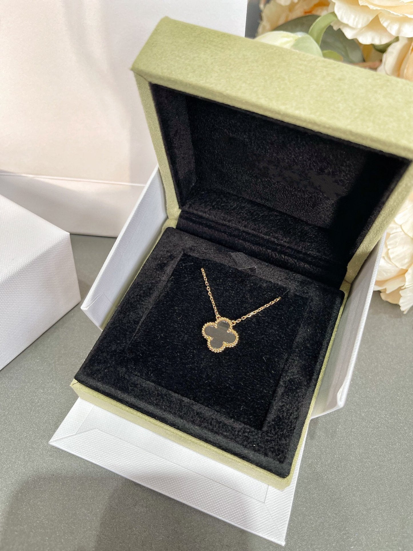 [Vellora Opalyn]CLOVER ROCK CRYSTAL ROSE GOLD NECKLACE