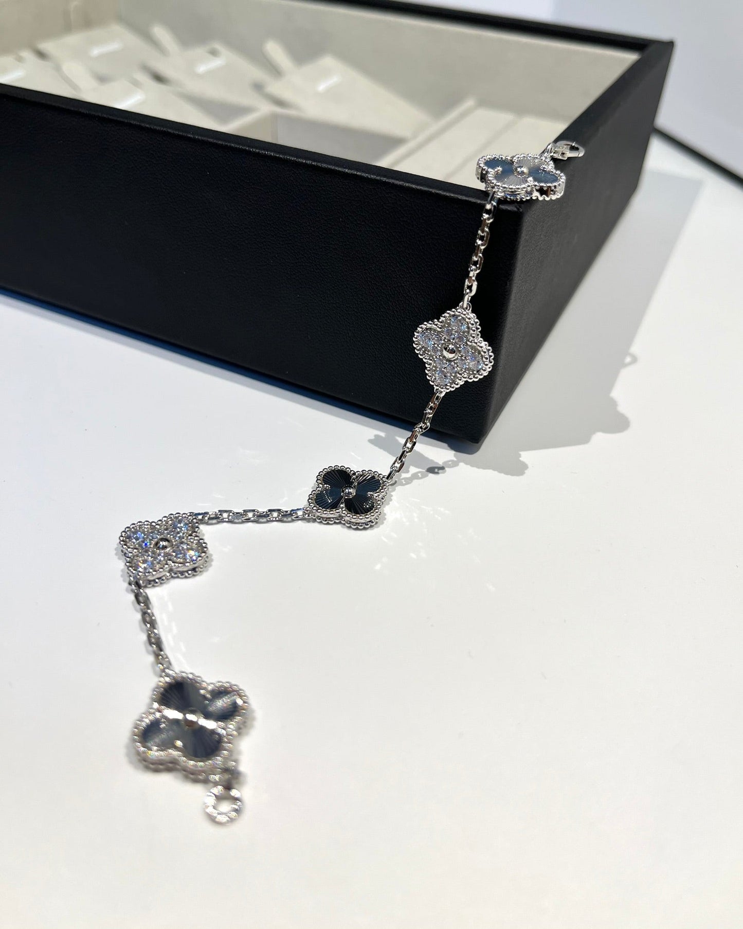 [Vellora Opalyn]CLOVER 5 MOTIF SILVER DIAMOND BRACELET