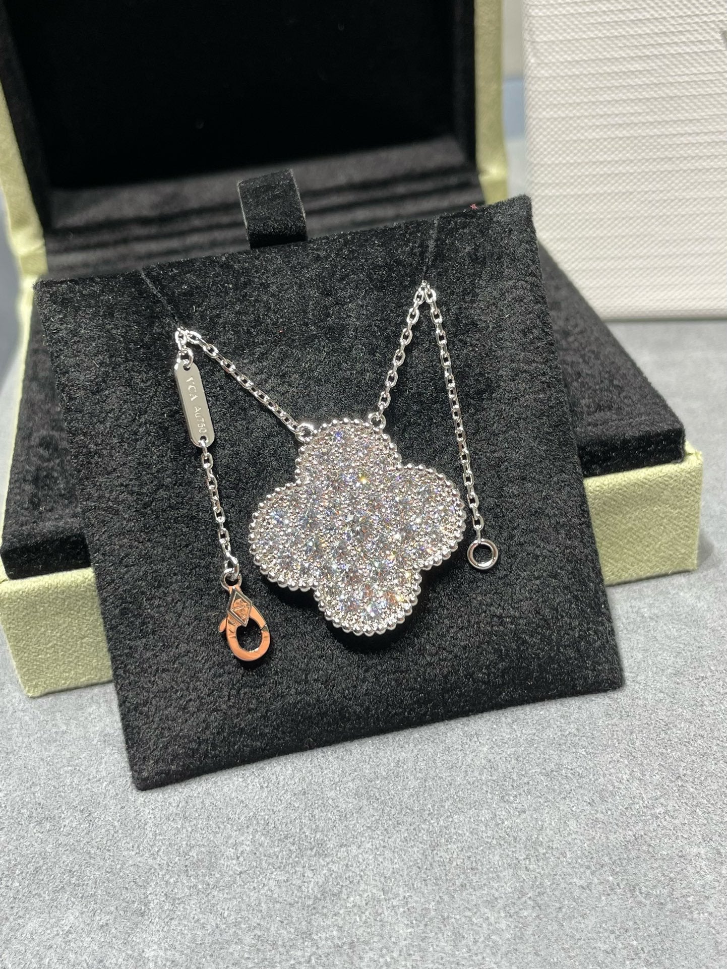 [Vellora Opalyn]CLOVER 25MM LARGE PENDANT DIAMOND PAVED SILVER NECKLACE