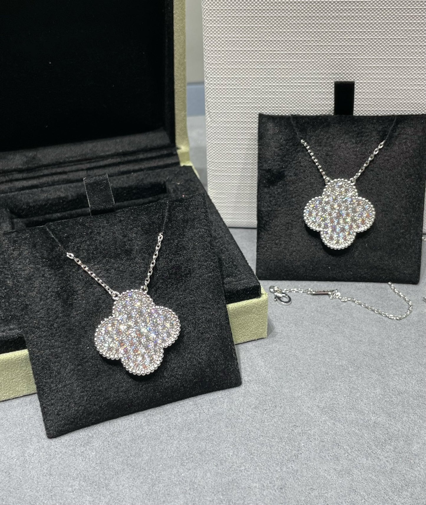 [Vellora Opalyn]CLOVER 25MM LARGE PENDANT DIAMOND PAVED SILVER NECKLACE