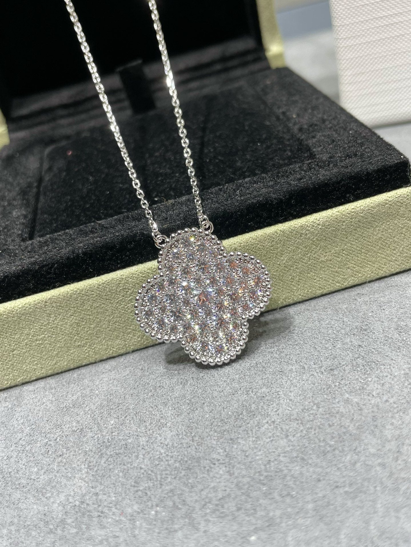 [Vellora Opalyn]CLOVER 25MM LARGE PENDANT DIAMOND PAVED SILVER NECKLACE