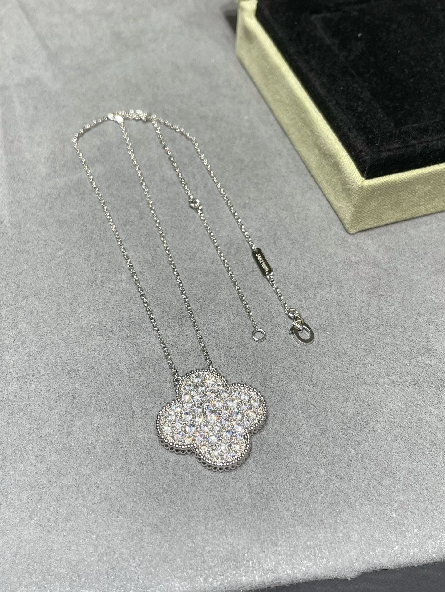 [Vellora Opalyn]CLOVER 25MM LARGE PENDANT DIAMOND PAVED SILVER NECKLACE