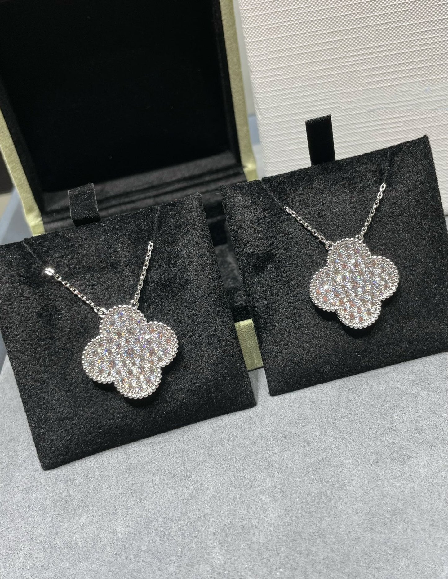 [Vellora Opalyn]CLOVER 25MM LARGE PENDANT DIAMOND PAVED SILVER NECKLACE