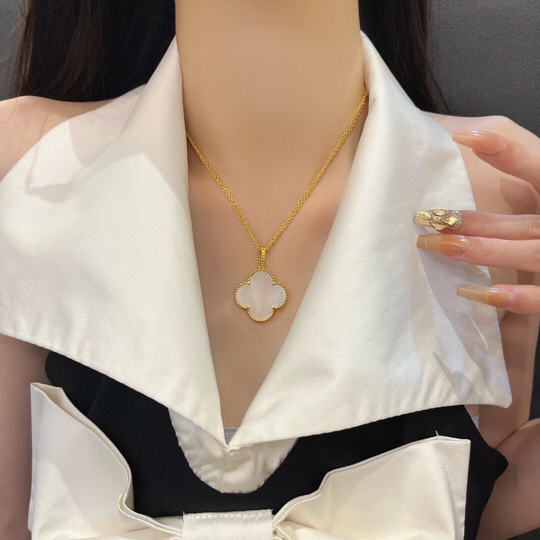 [Vellora Opalyn]CLOVER 25MM MOP LARGE PENDANT NECKLACE
