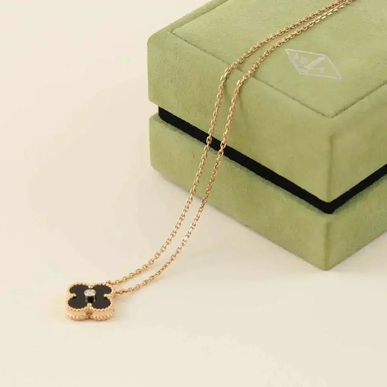 [Vellora Opalyn]CLOVER 15MM DIAMOND ONYX NECKLACE