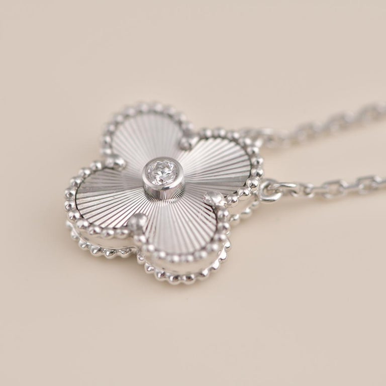 [Vellora Opalyn] CLOVER  15MM DIAMOND LASER NECKLACE SILVER