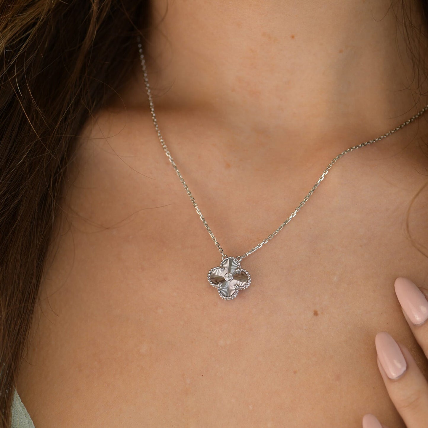[Vellora Opalyn] CLOVER  15MM DIAMOND LASER NECKLACE SILVER