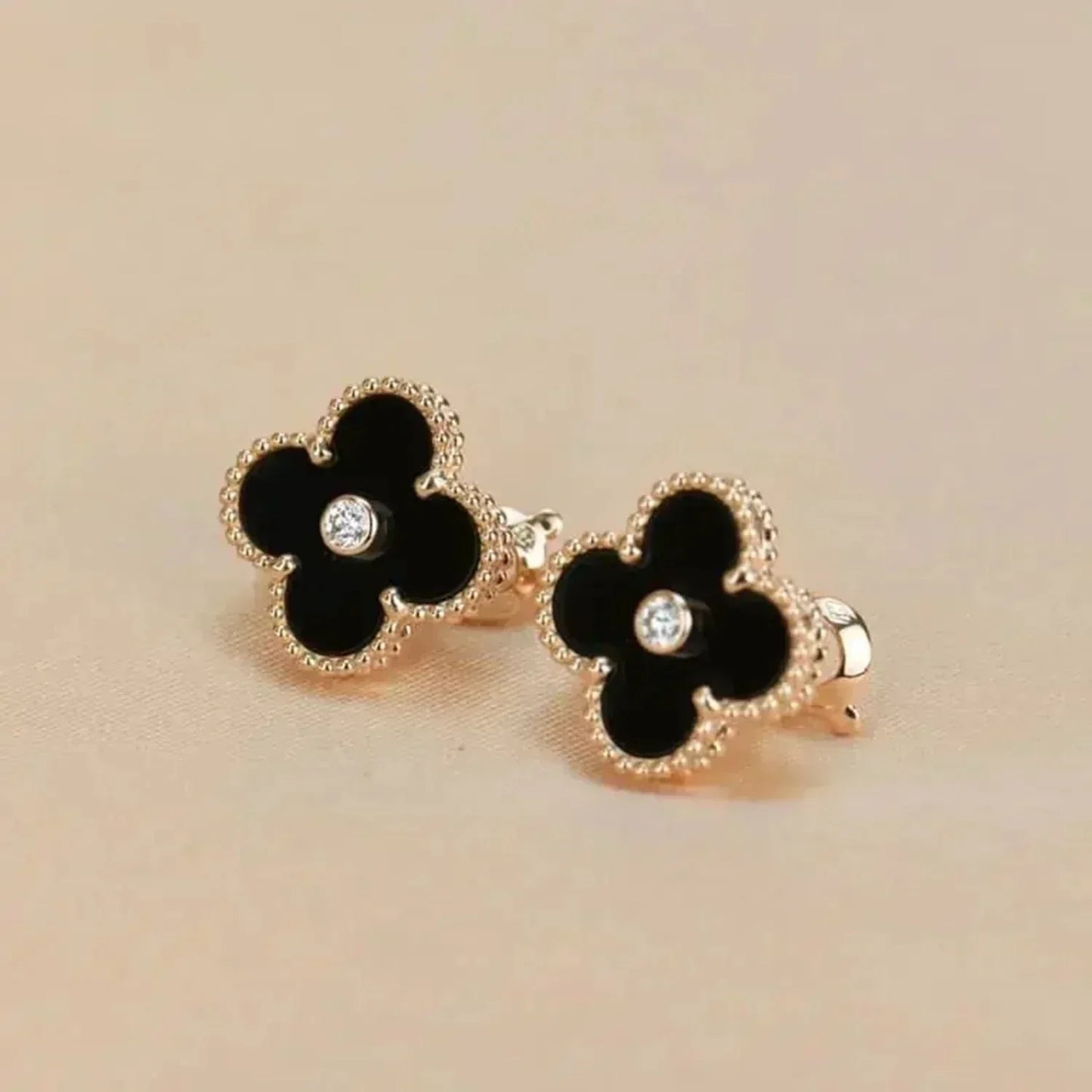 [Vellora Opalyn]CLOVER MEDIUM 1 MOTIFS ONYX DIAMOND EARRINGS