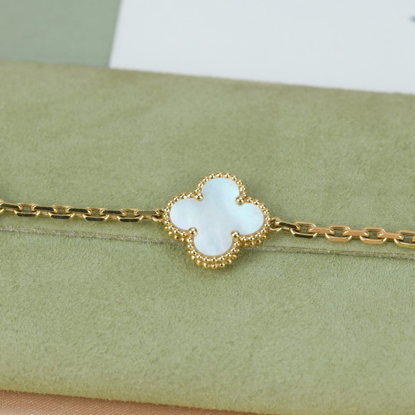 [Vellora Opalyn]CLOVER  5 MOTIF WHITE MOP BRACELET