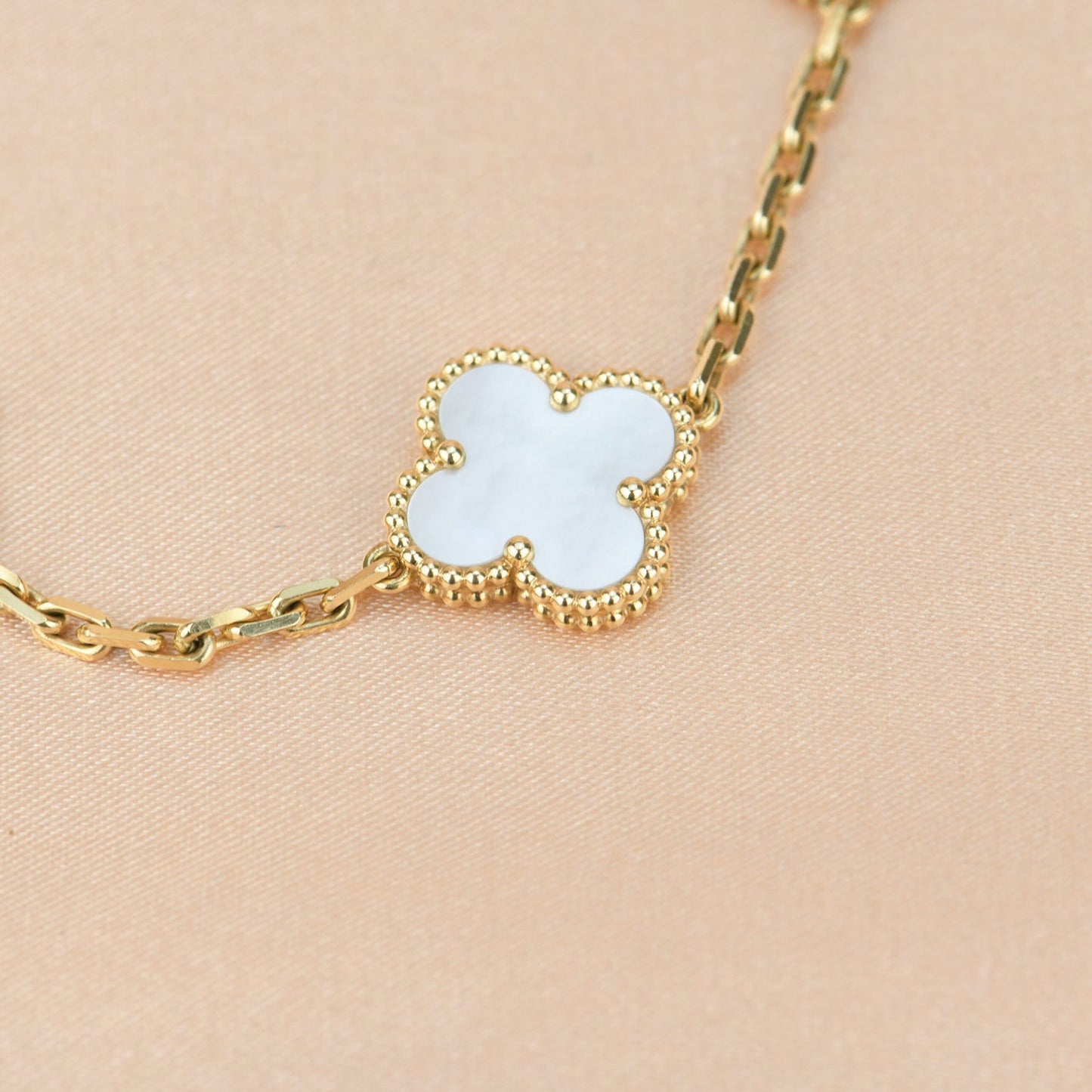 [Vellora Opalyn]CLOVER  5 MOTIF WHITE MOP BRACELET