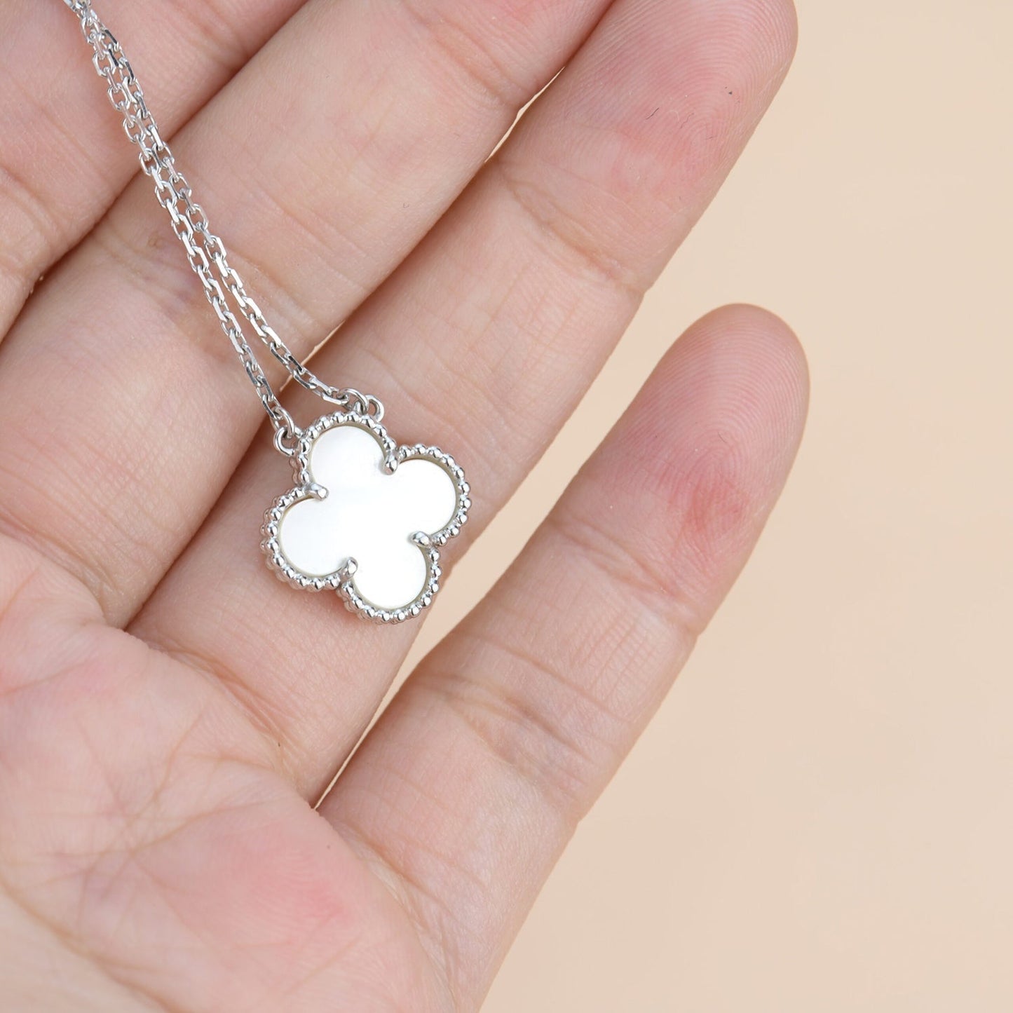 [Vellora Opalyn]CLOVER  15MM WHITE MOTHER-OF-PEARL SILVER