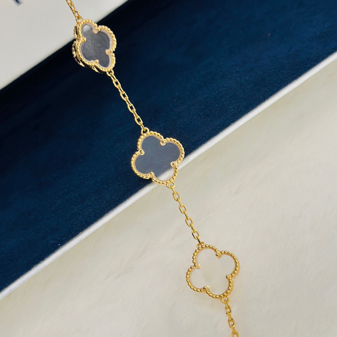 [Vellora Opalyn]CLOVER 5 MOTIF ROCK CRYSTAL PINK GOLD BRACELET
