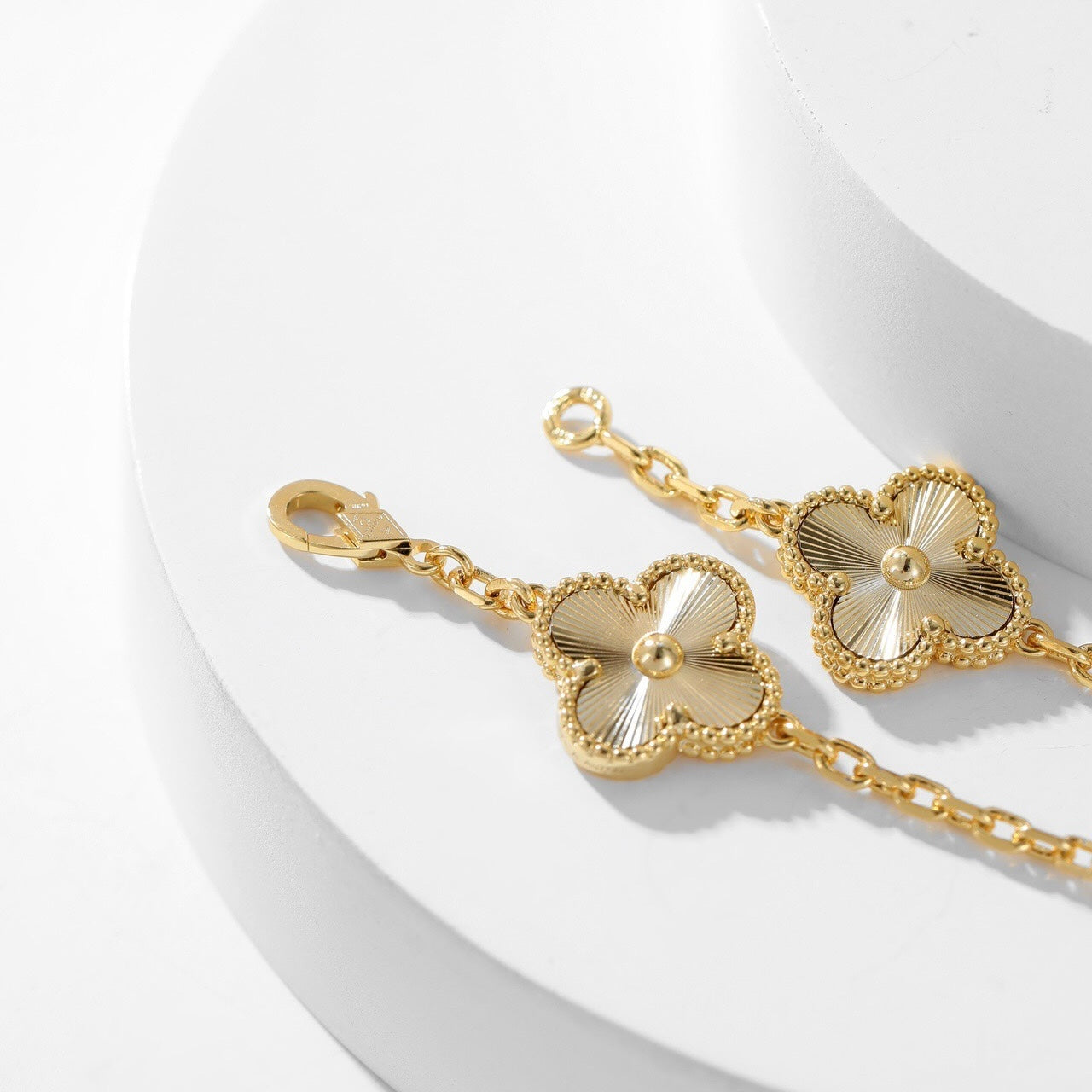 [Vellora Opalyn] CLOVER 10 MOTIFS LASER NECKLACE