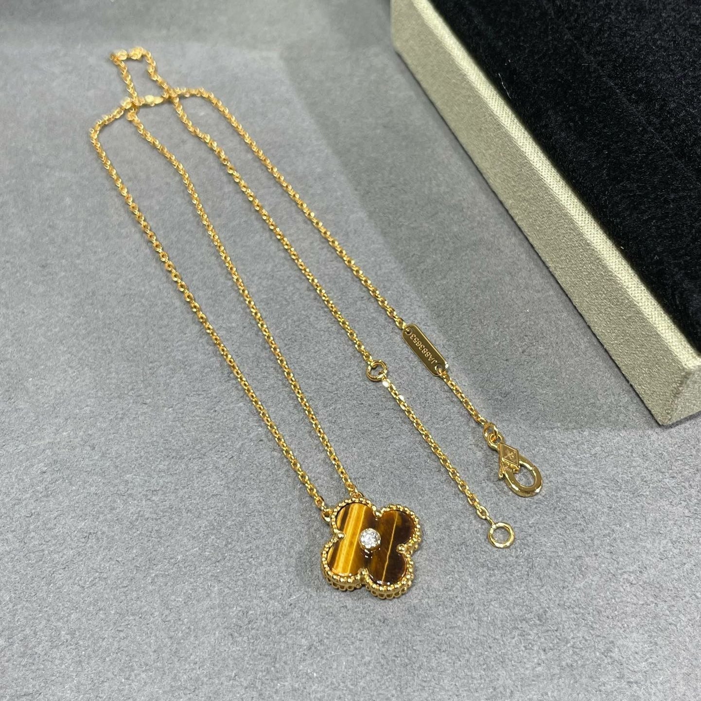 [Vellora Opalyn]CLOVER 15MM DIAMOND AND YELLOW TIGER'S EYE AGATE necklace