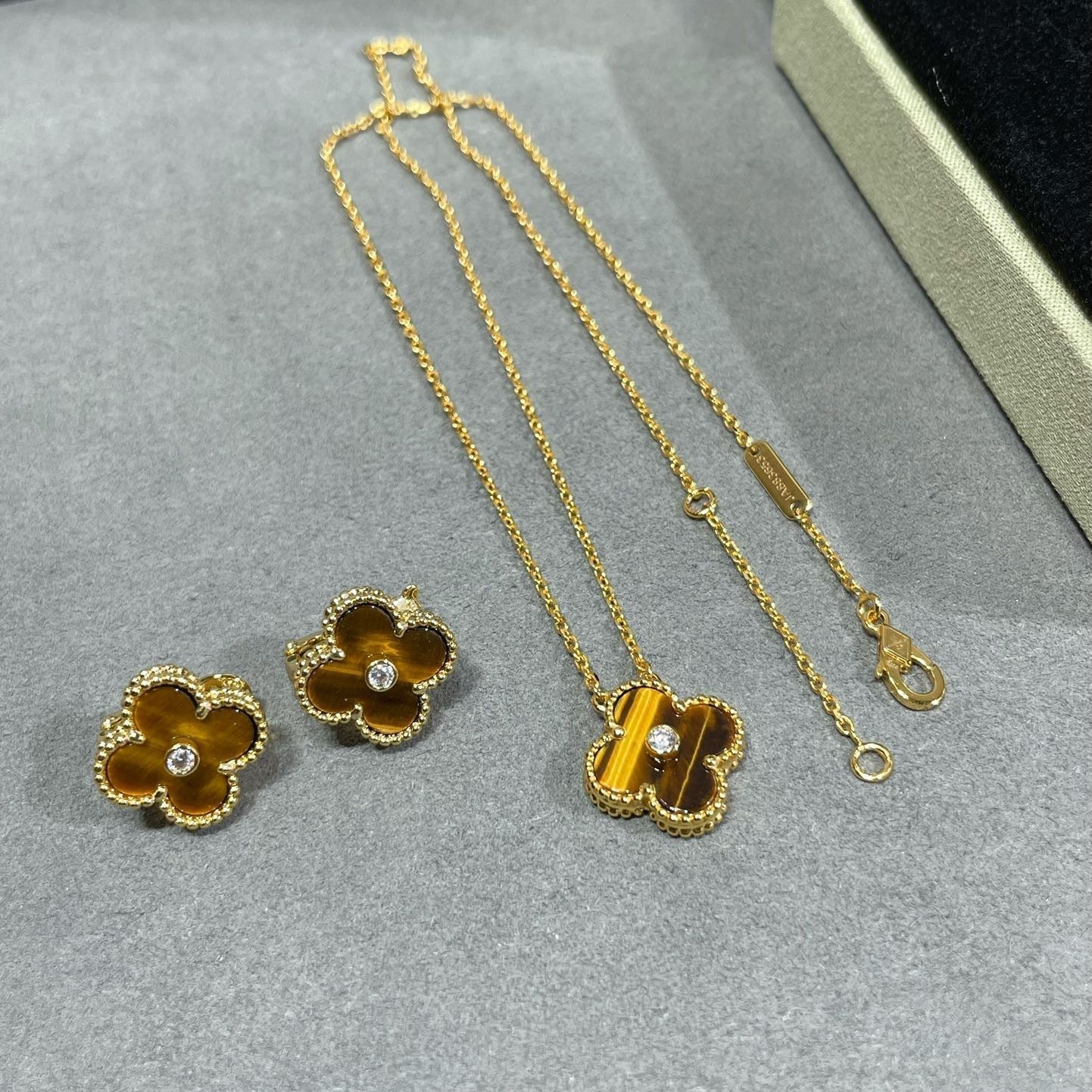 [Vellora Opalyn]CLOVER 15MM DIAMOND AND YELLOW TIGER'S EYE AGATE necklace
