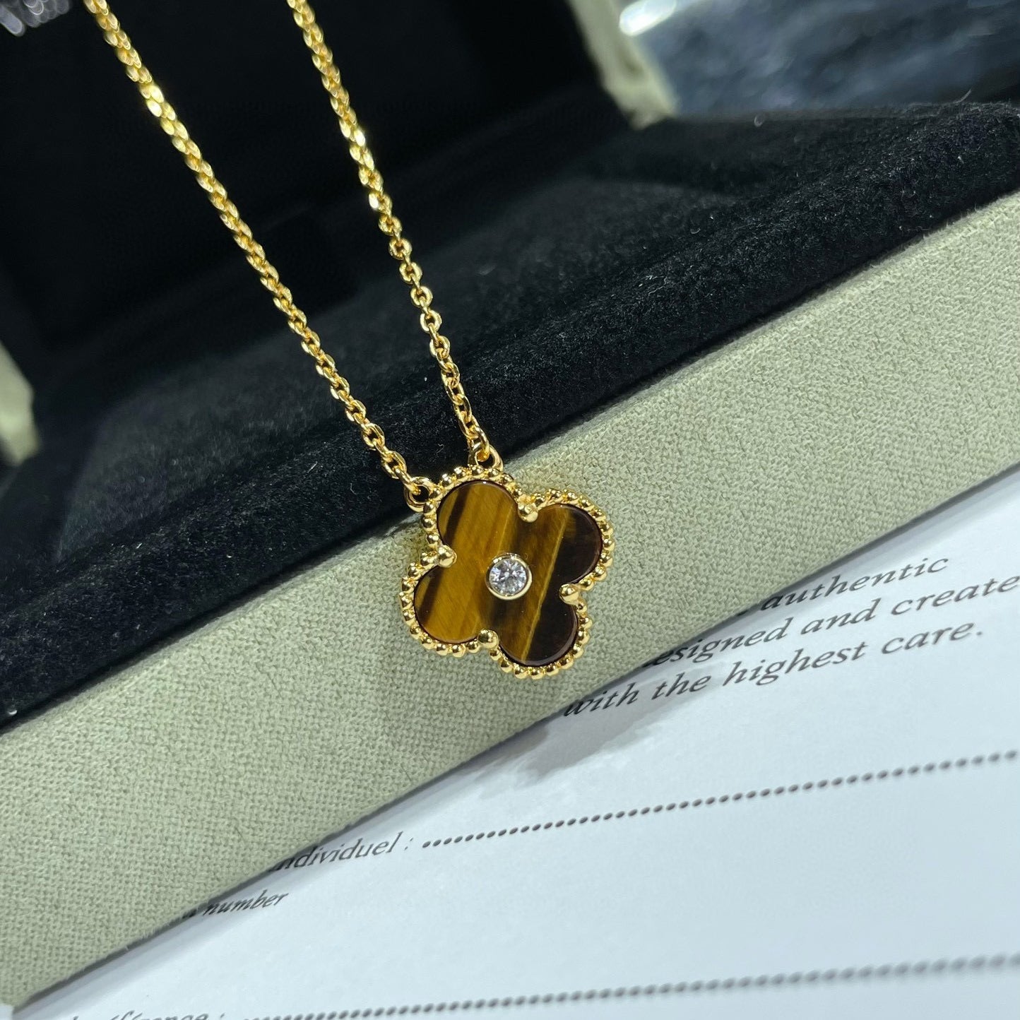 [Vellora Opalyn]CLOVER 15MM DIAMOND AND YELLOW TIGER'S EYE AGATE necklace
