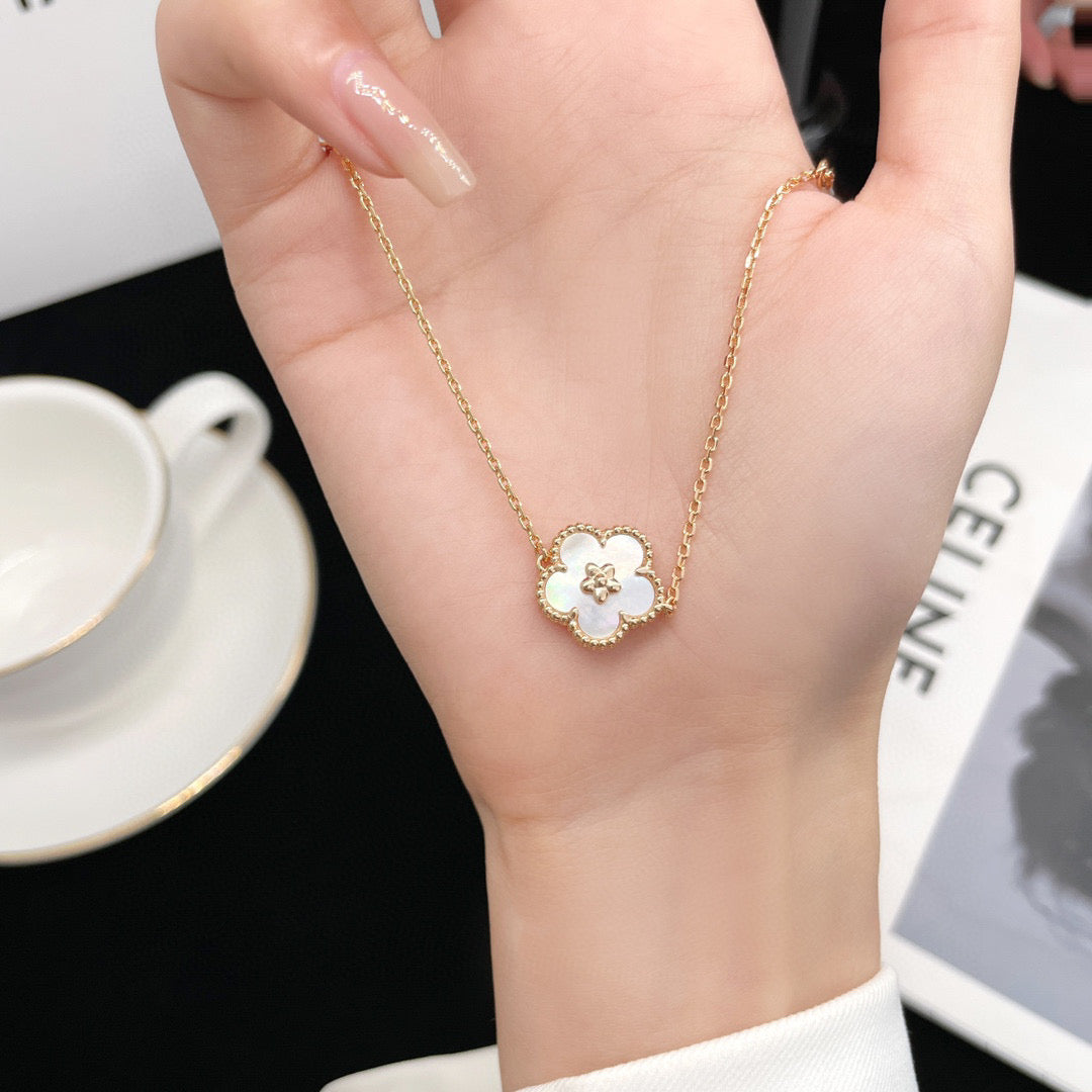 [Vellora Opalyn]LUCKY WHITE MOP PLUM BLOSSOM  BRACELET