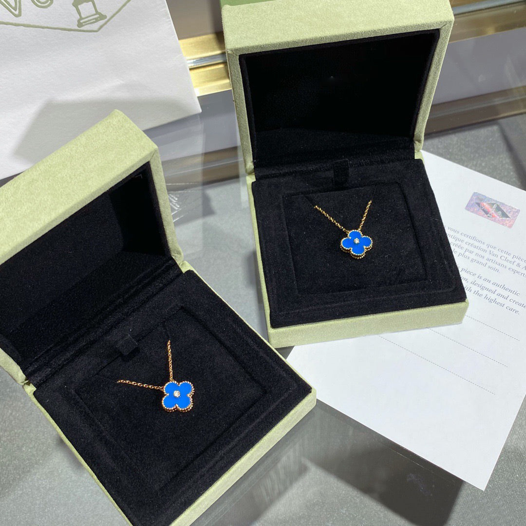[Vellora Opalyn]CLOVER 15MM DIAMOND AND BLUE AGATE NECKLACE