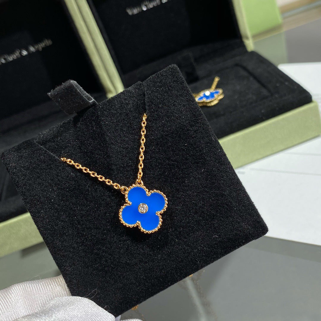 [Vellora Opalyn]CLOVER 15MM DIAMOND AND BLUE AGATE NECKLACE