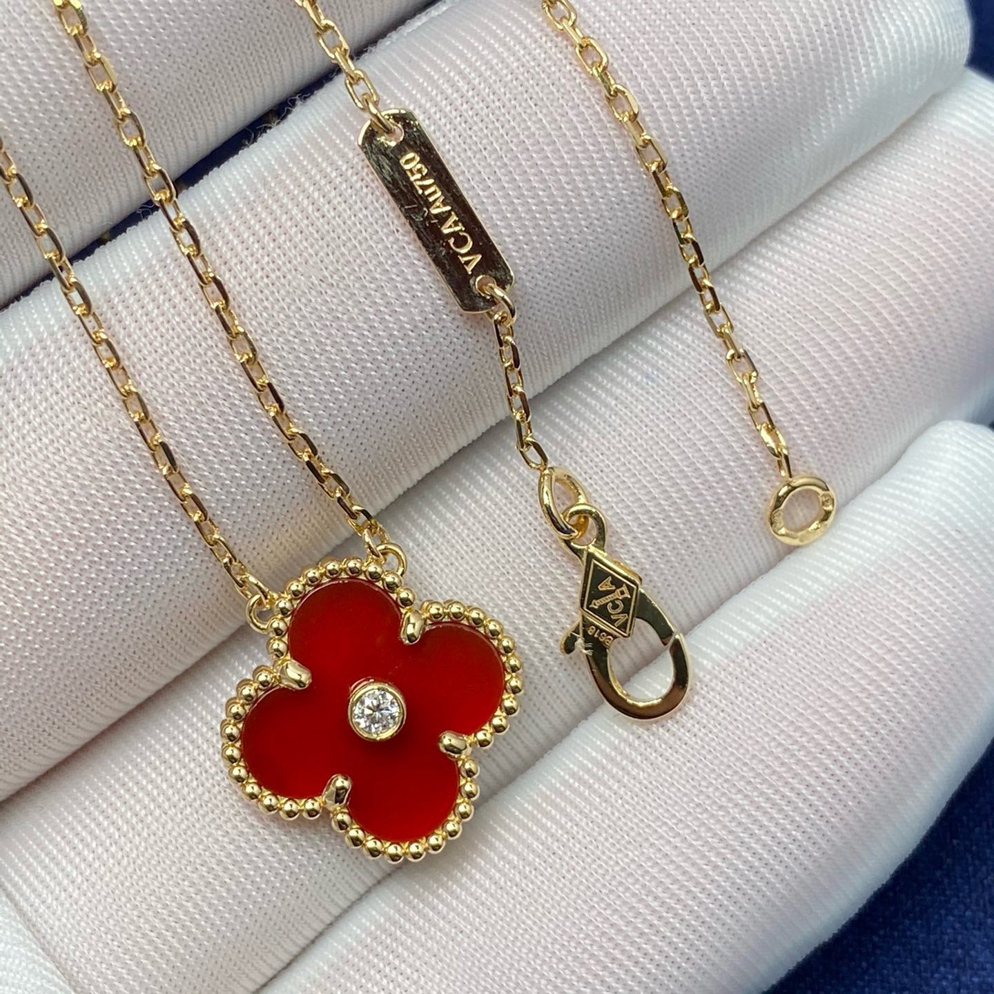 [Vellora Opalyn] CLOVER 15MM DIAMOND CARNELIAN NECKLACE