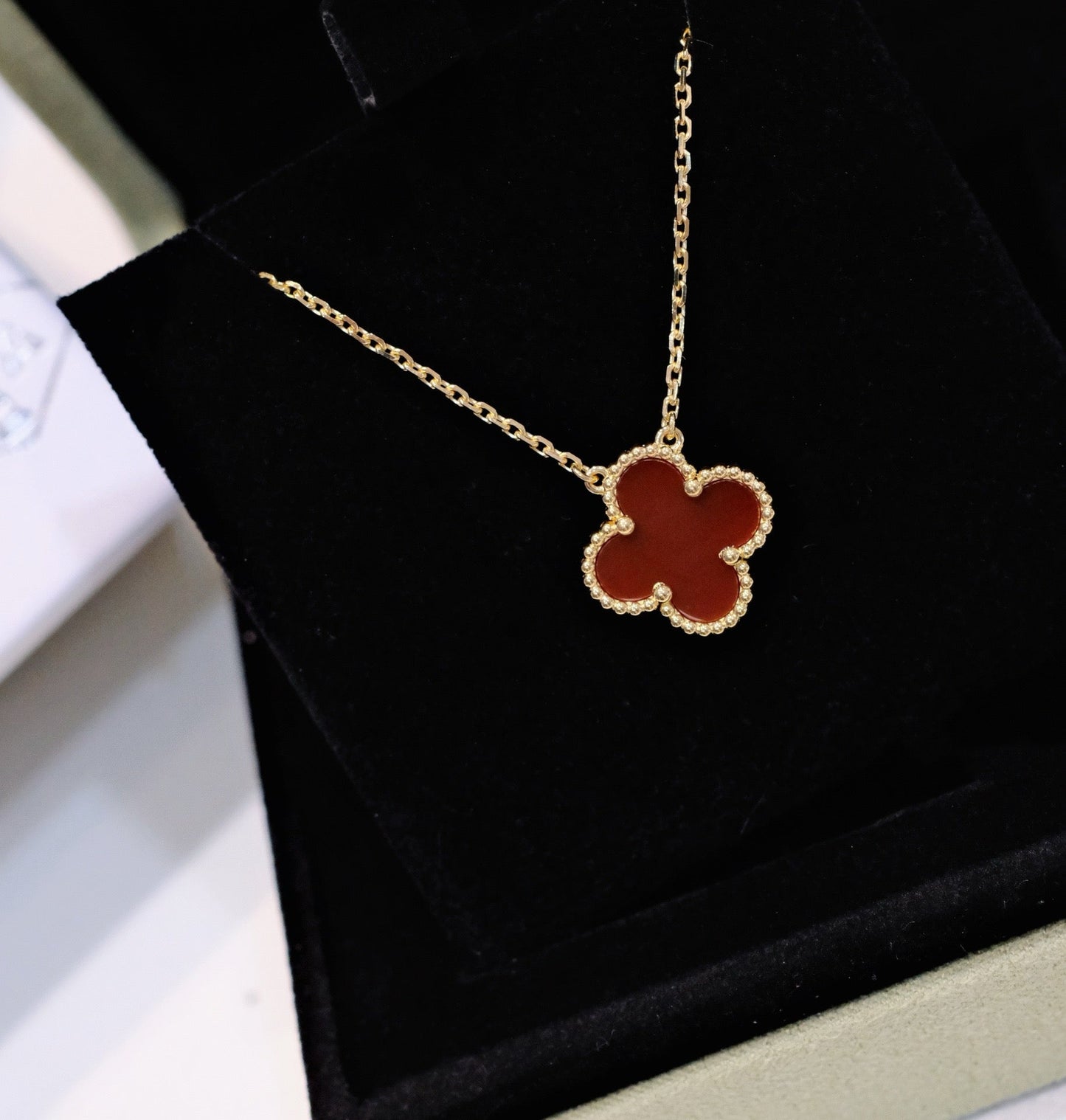 [Vellora Opalyn]CLOVER 15MM CARNELIAN SINGLE FLOWER NECKLACE