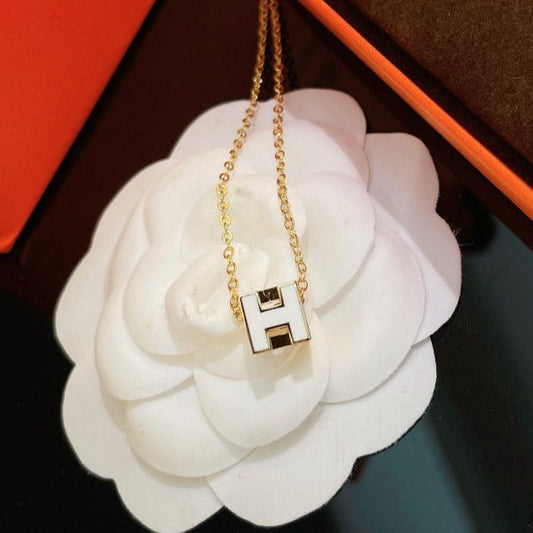 [Vellora Opalyn]H WHITE SQUARE GOLD NECKLACE