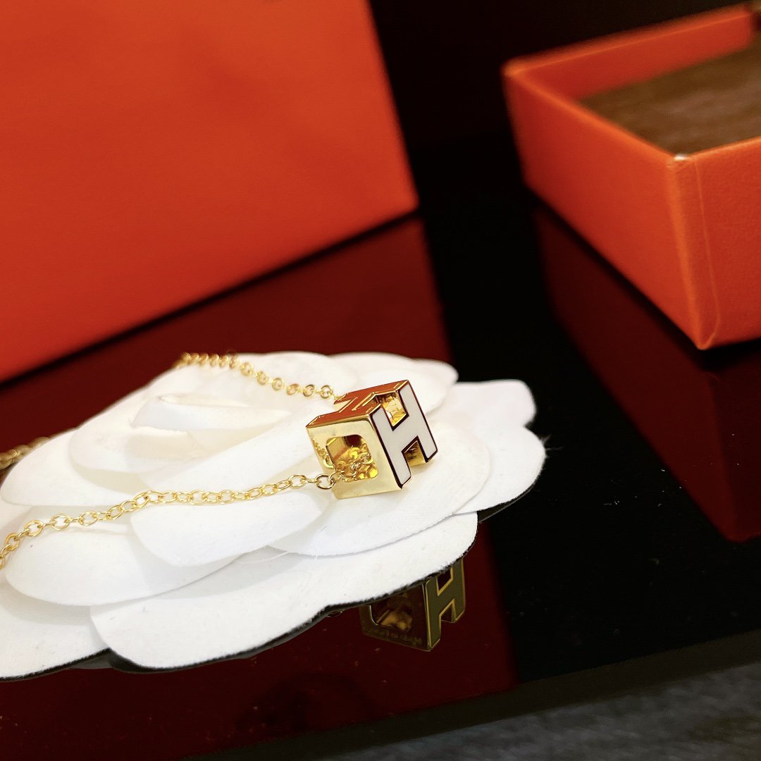 [Vellora Opalyn]H WHITE SQUARE GOLD NECKLACE