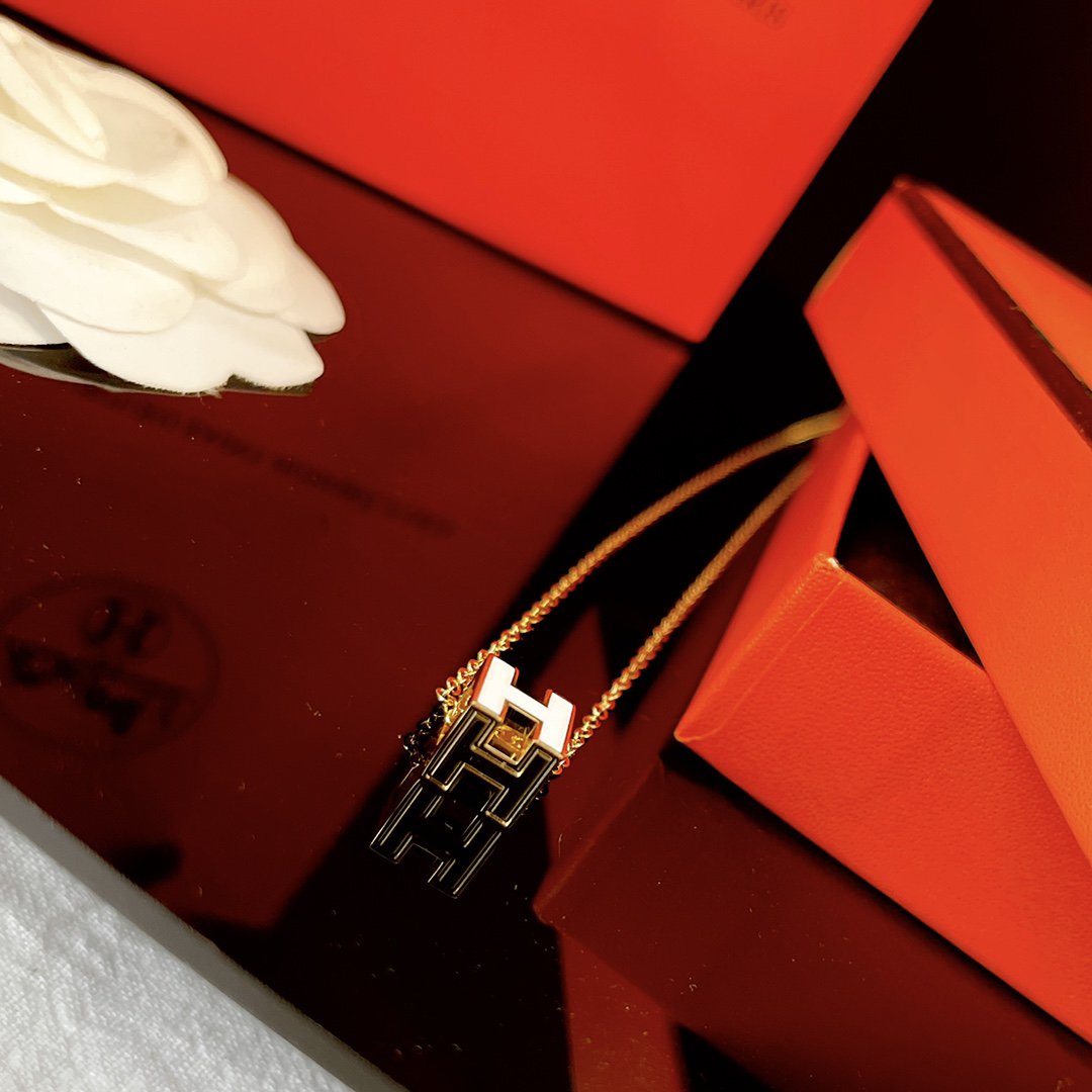 [Vellora Opalyn]H WHITE SQUARE GOLD NECKLACE