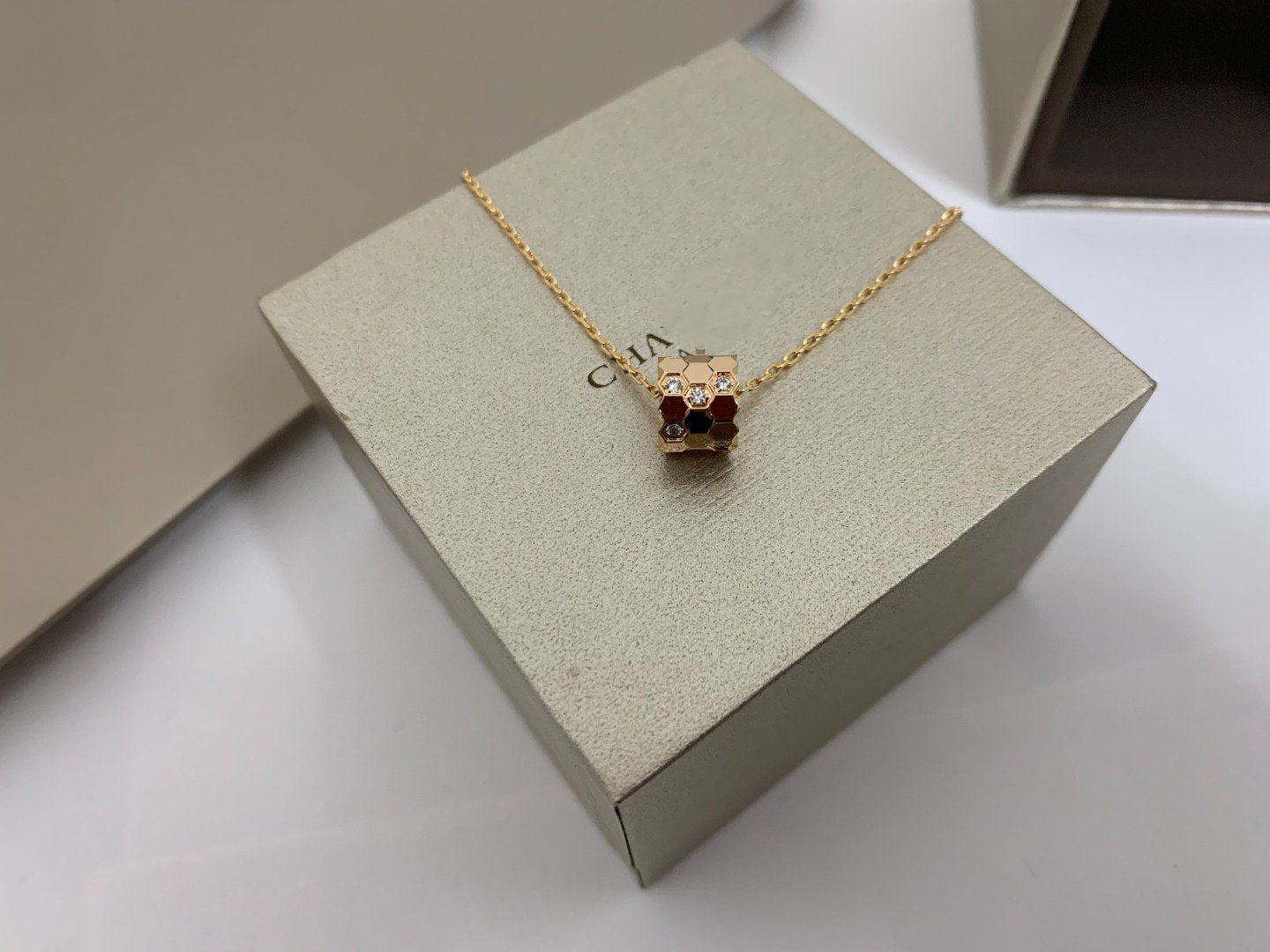 [Vellora Opalyn]BEE LOVE DIAMOND NECKLACE