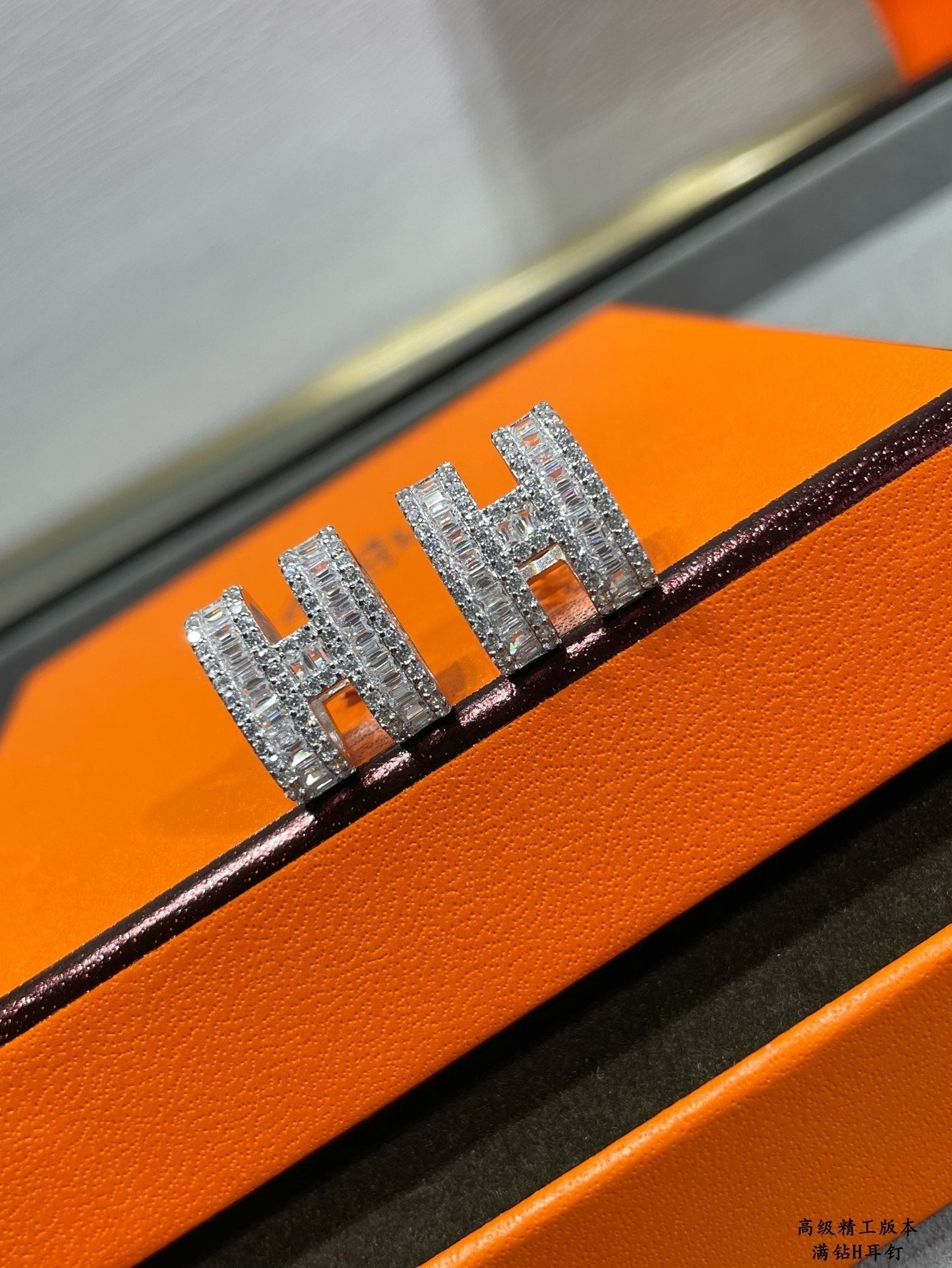 [Vellora Opalyn]H STUD EARRINGS WITH SILVER DIAMONDS