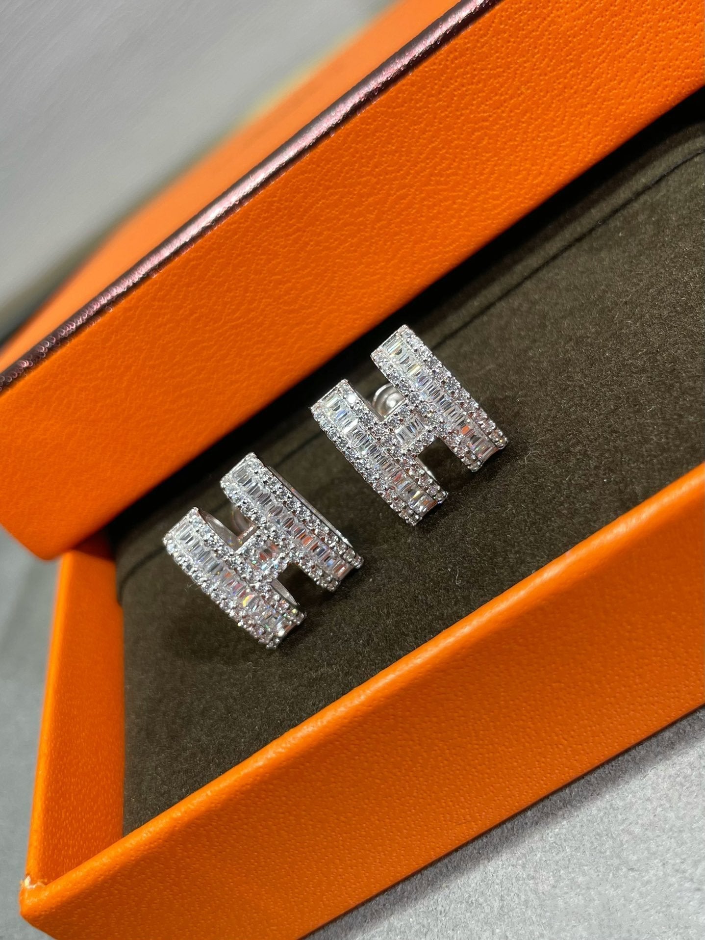 [Vellora Opalyn]H STUD EARRINGS WITH SILVER DIAMONDS