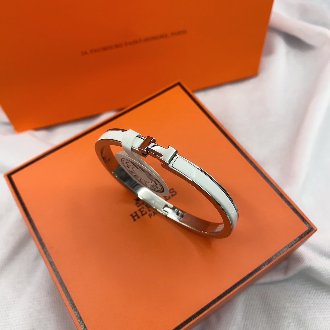 [Vellora Opalyn]CLASSIC HM CLIC WHITE 8MM ENAMEL BRACELET