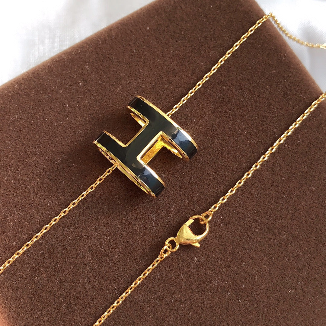 [Vellora Opalyn]HM CLIC BLACK ENAMEL GOLD NECKLACE