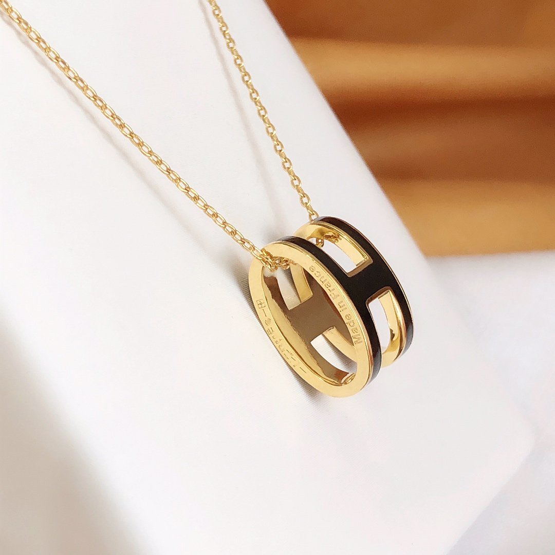 [Vellora Opalyn]HM CLIC BLACK ENAMEL GOLD NECKLACE