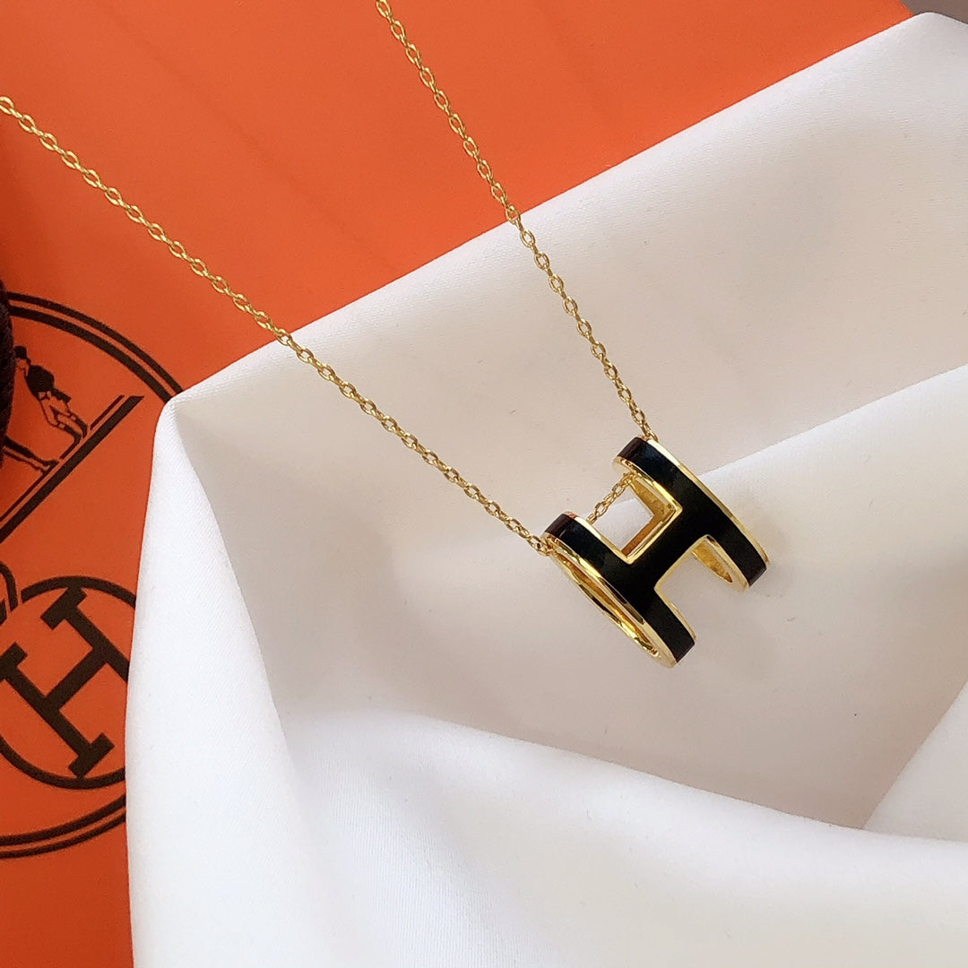 [Vellora Opalyn]HM CLIC BLACK ENAMEL GOLD NECKLACE