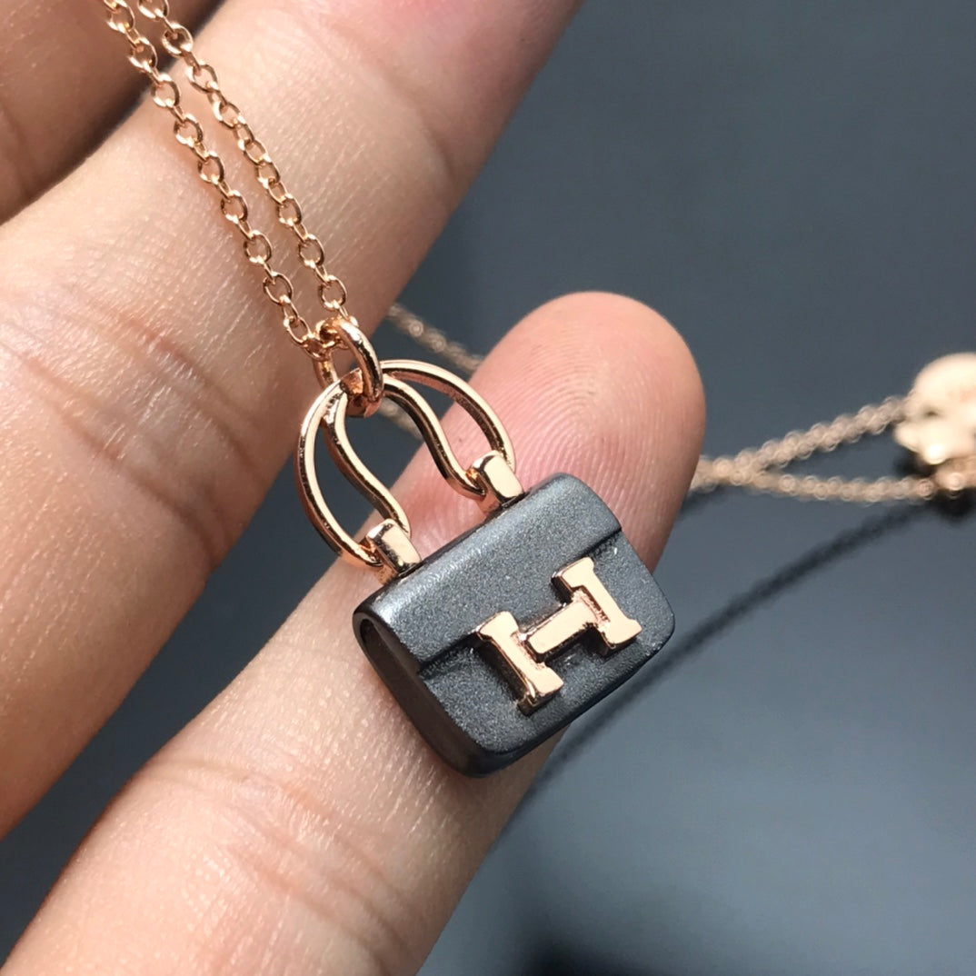 [Vellora Opalyn]WOMEN'S HM AMULETTES CONSTANCE PENDANT NECKLACE