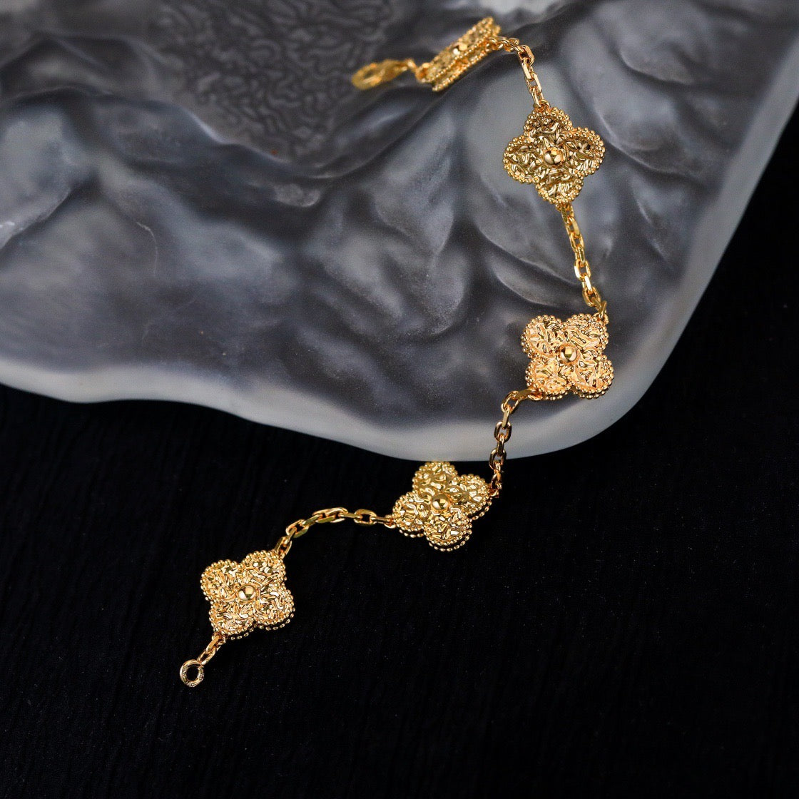 [Vellora Opalyn]CLOVER 5 MOTIFS BRONZING BRACELET