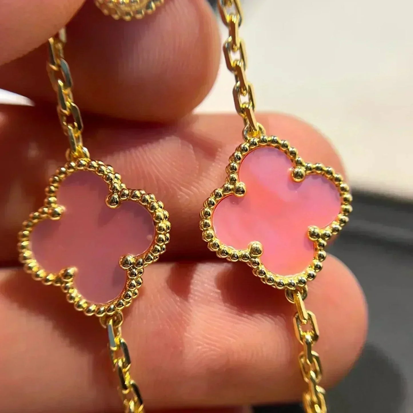 [Vellora Opalyn]CLOVER 5 PINK MOP BRACELET