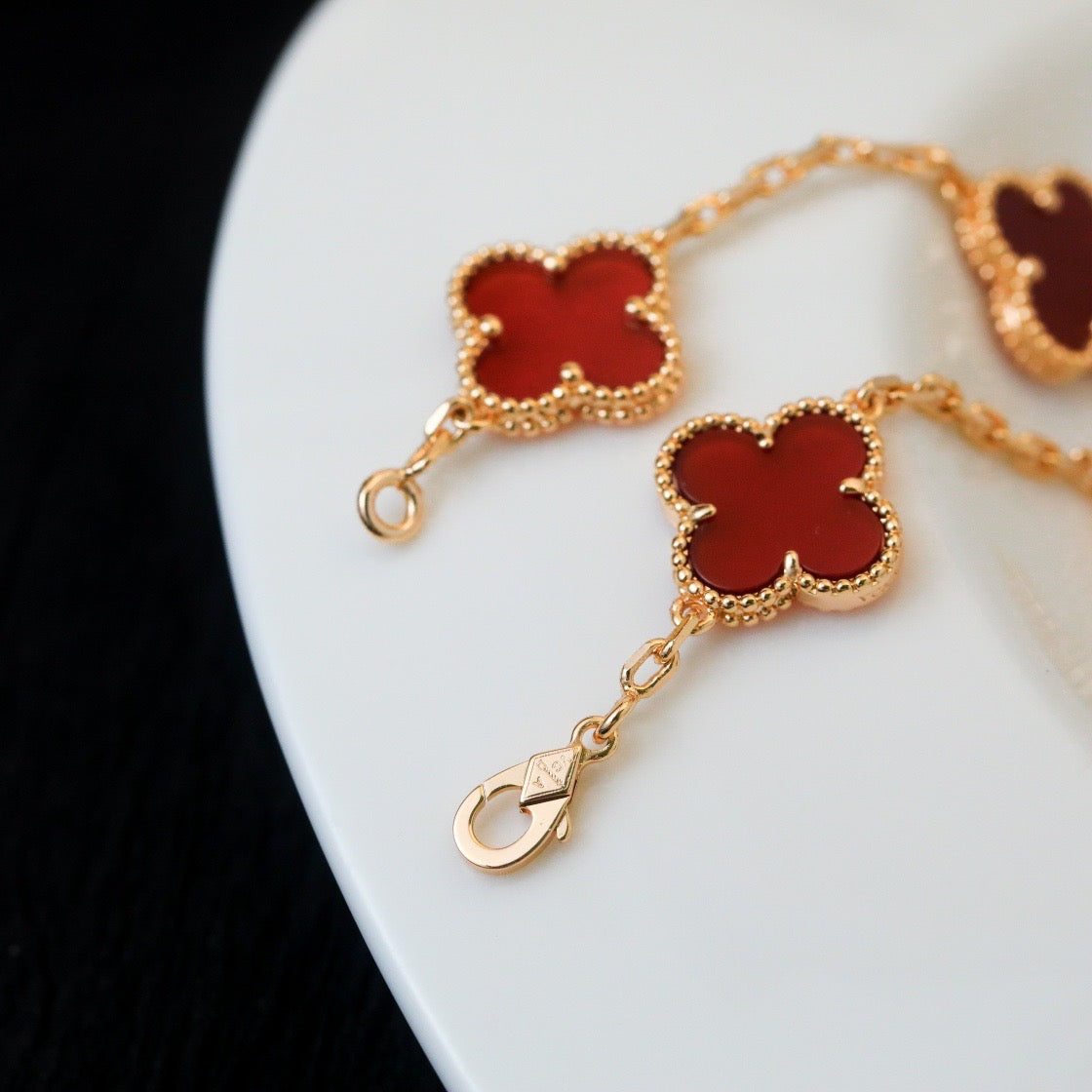 [Vellora Opalyn]CLOVER 5 MOTIFS RED AGATE  BRACELET