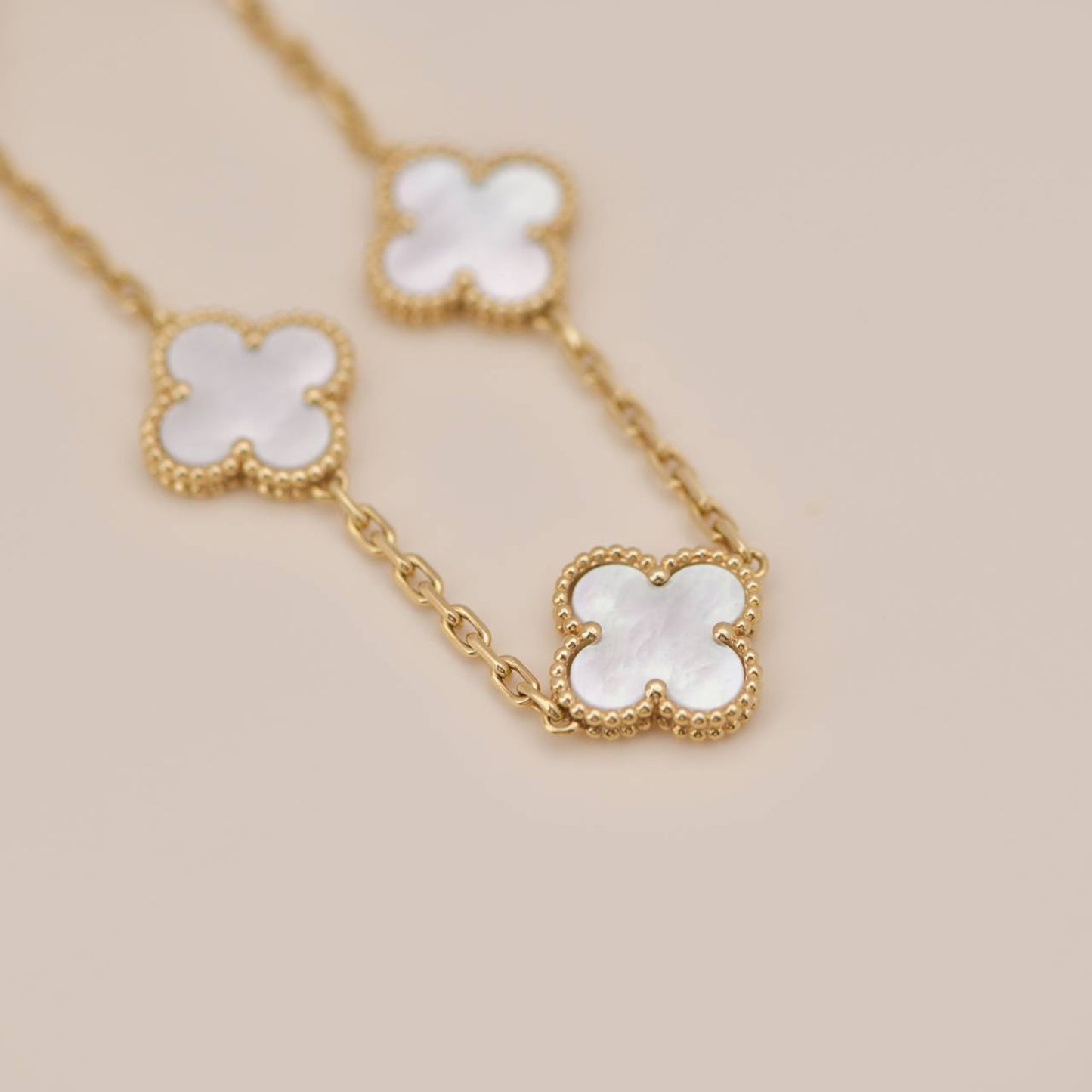 [Vellora Opalyn]CLOVER  5 MOTIF WHITE MOP BRACELET