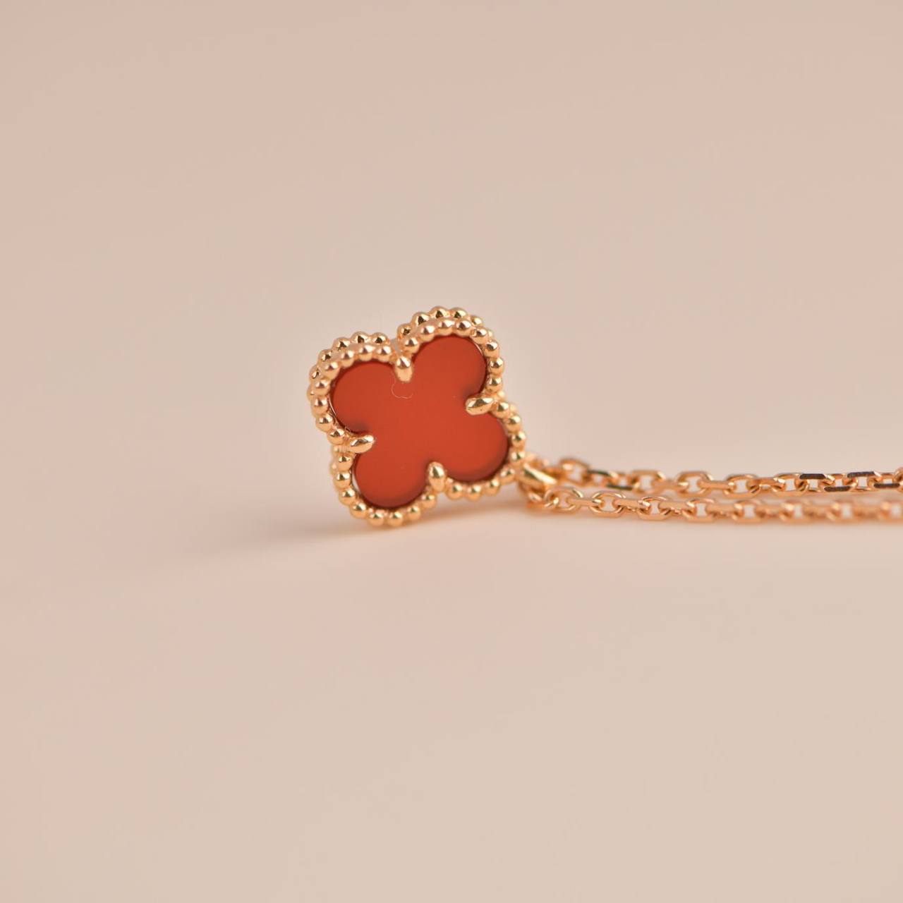 [Vellora Opalyn]CLOVER MINI 9.5MM WHITE CARNELIANS NECKLACE