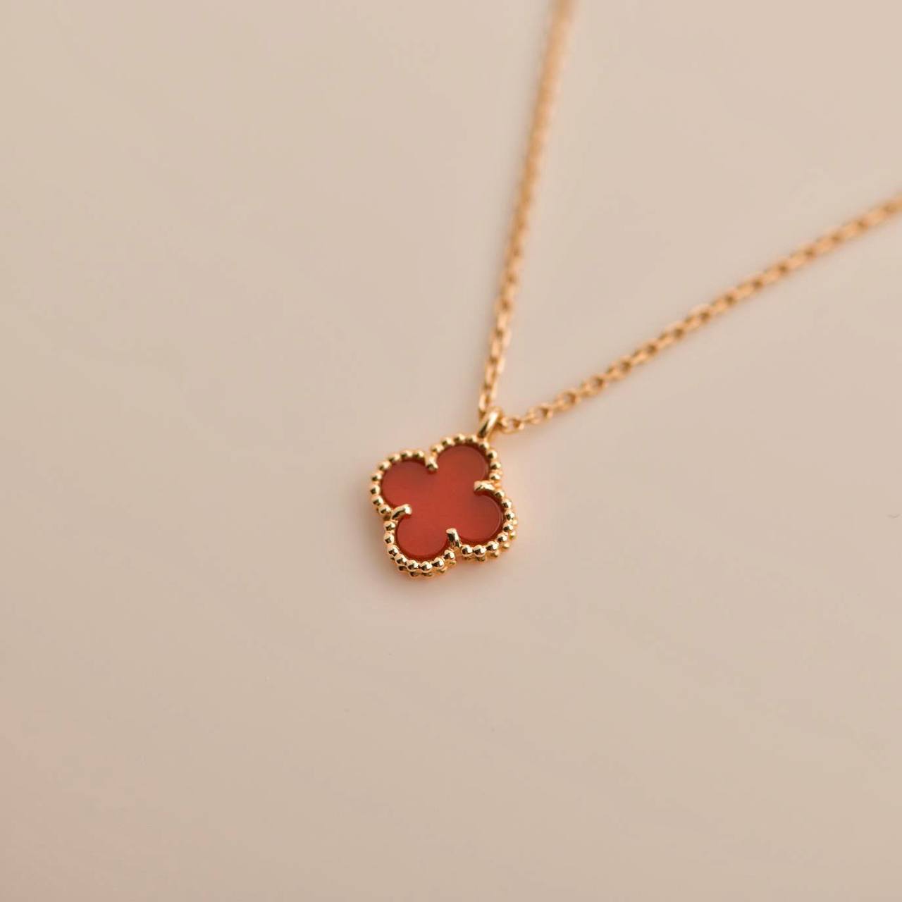 [Vellora Opalyn]CLOVER MINI 9.5MM WHITE CARNELIANS NECKLACE