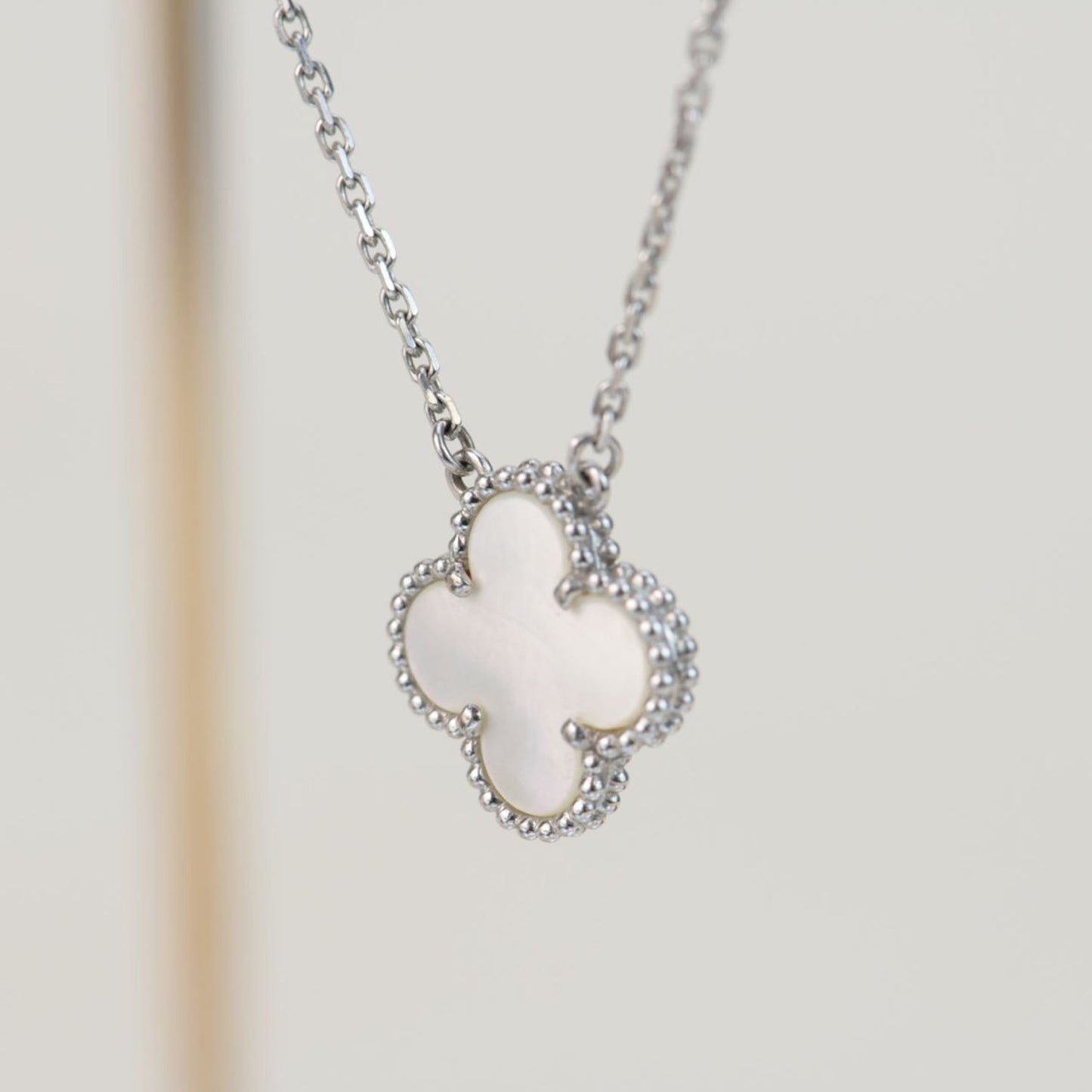 [Vellora Opalyn]CLOVER  15MM WHITE MOTHER-OF-PEARL SILVER