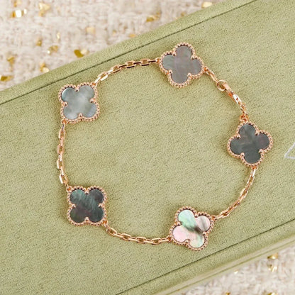 [Vellora Opalyn]CLOVER 5 MOTIF GRAY MOP  BRACELET