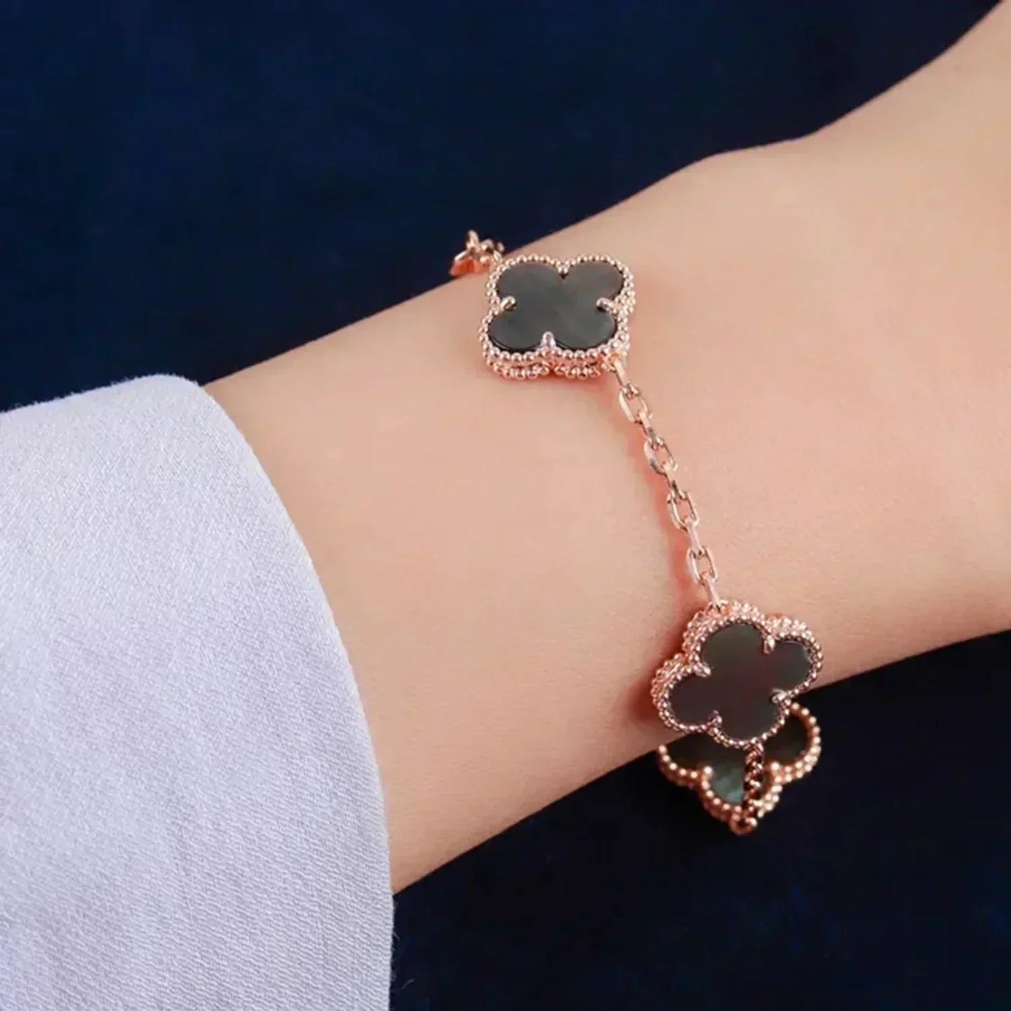 [Vellora Opalyn]CLOVER 5 MOTIF GRAY MOP  BRACELET