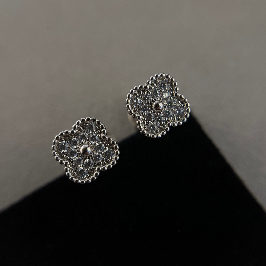 [Vellora Opalyn]CLOVER MINI DIAMOND STUD EARRINGS