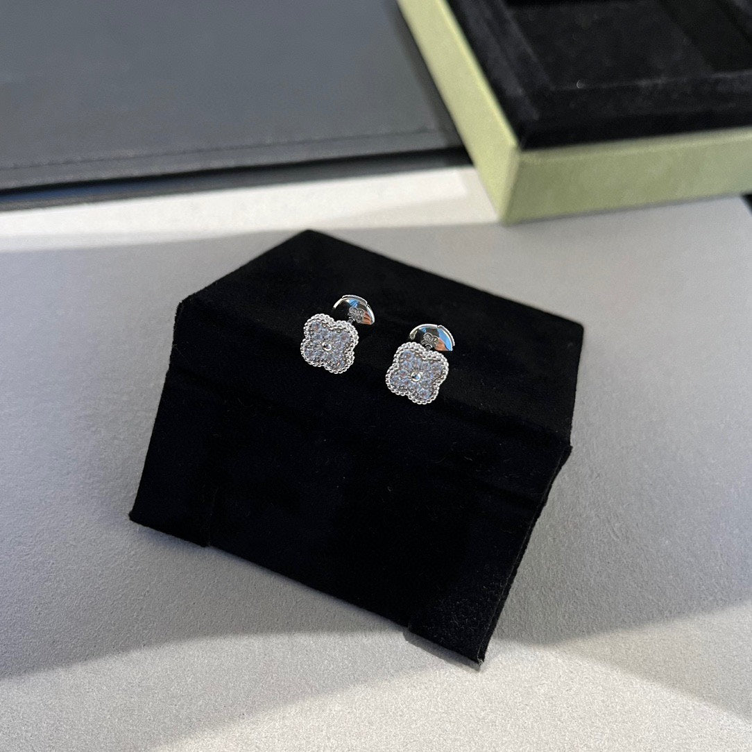 [Vellora Opalyn]CLOVER MINI DIAMOND STUD EARRINGS