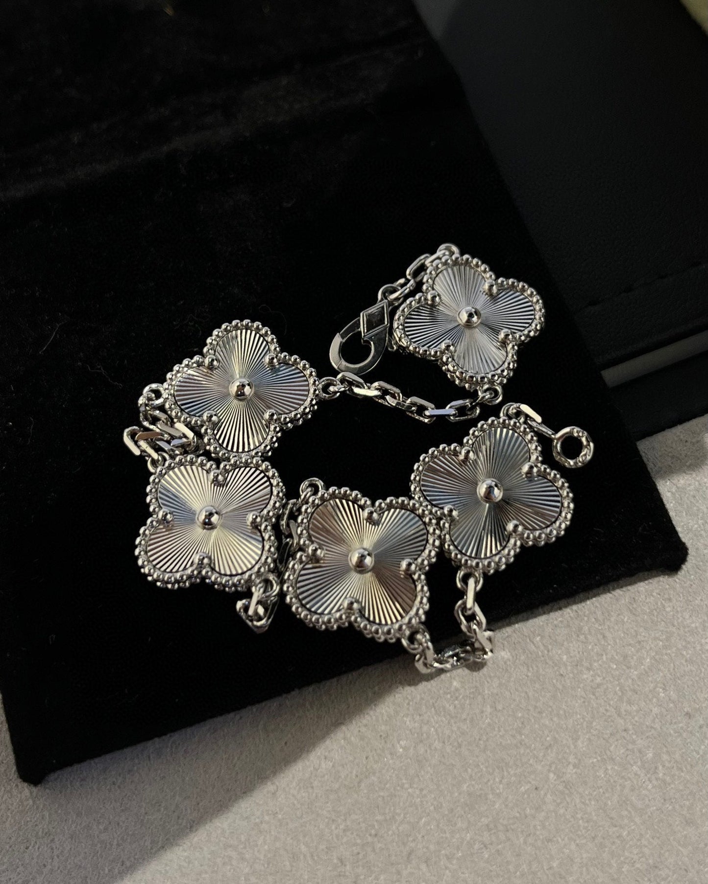 [Vellora Opalyn]CLOVER SILVER 5 MOTIFS BRACELET